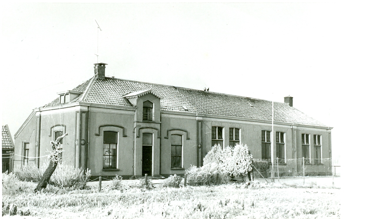 Plaatje bij verhaal: De in 1881 gebouwde school van Herxen in de winter van 1962.jpg