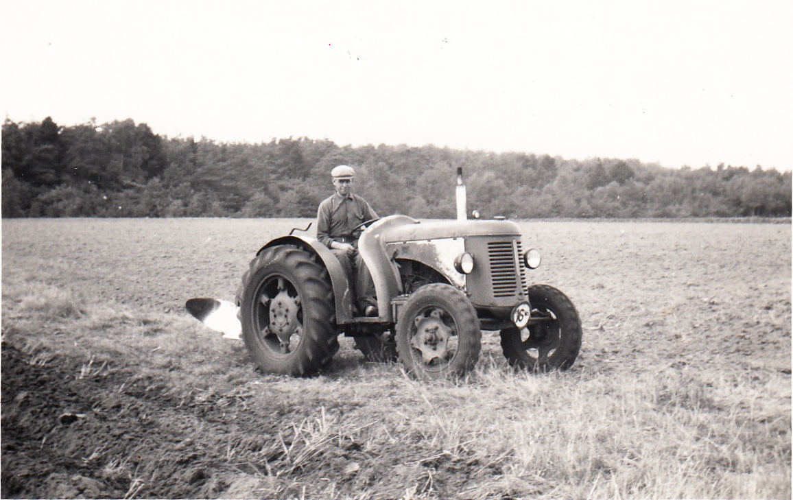 Plaatje bij verhaal: 10_pa_heuven_op_david_brown_tractor_in_1959.jpg