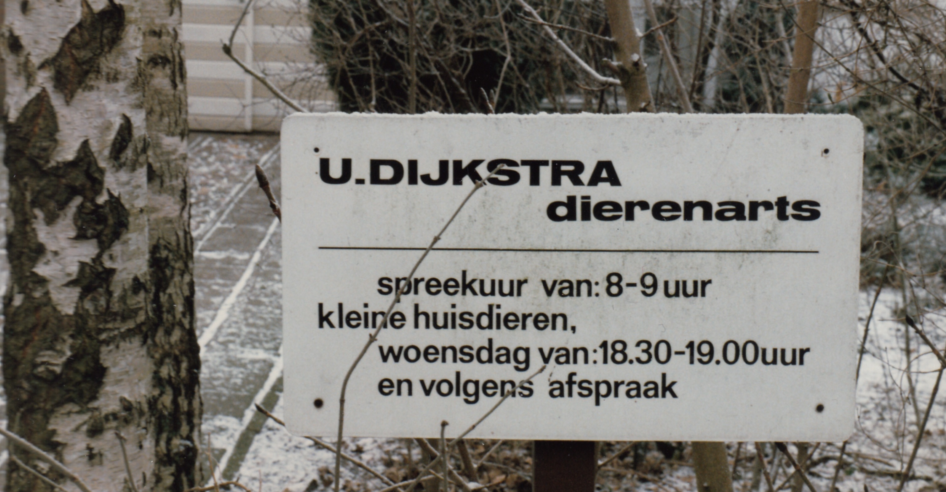 Plaatje bij verhaal: bordje_aan_de_weg_bij_dierenarts_ubele_dijkstra_in_ijhorst_december_1983_0.jpg