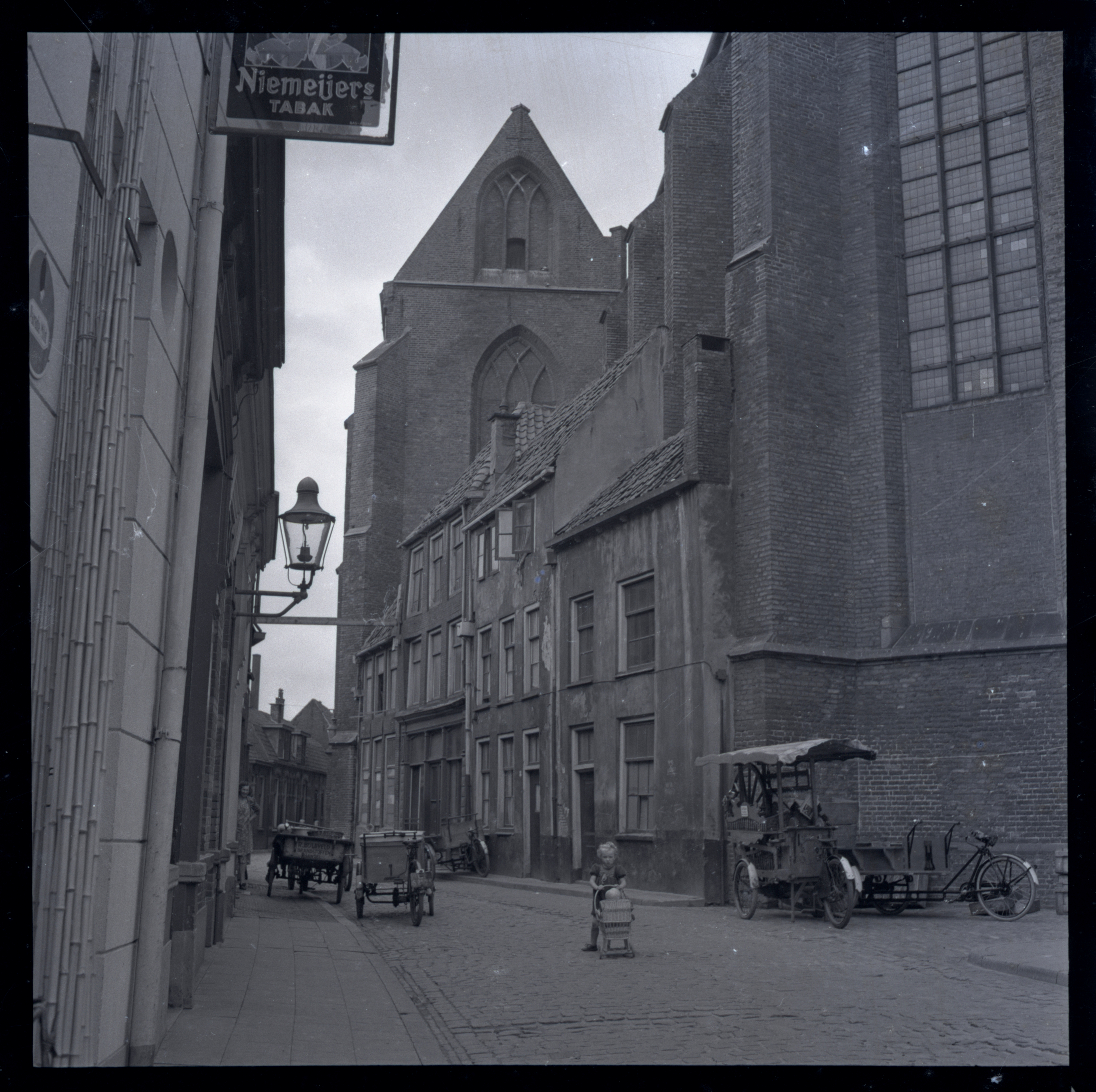 Plaatje bij verhaal: broerenkerkplein_broerenkerk_1954_collectie_dolf_henneke_0.jpg