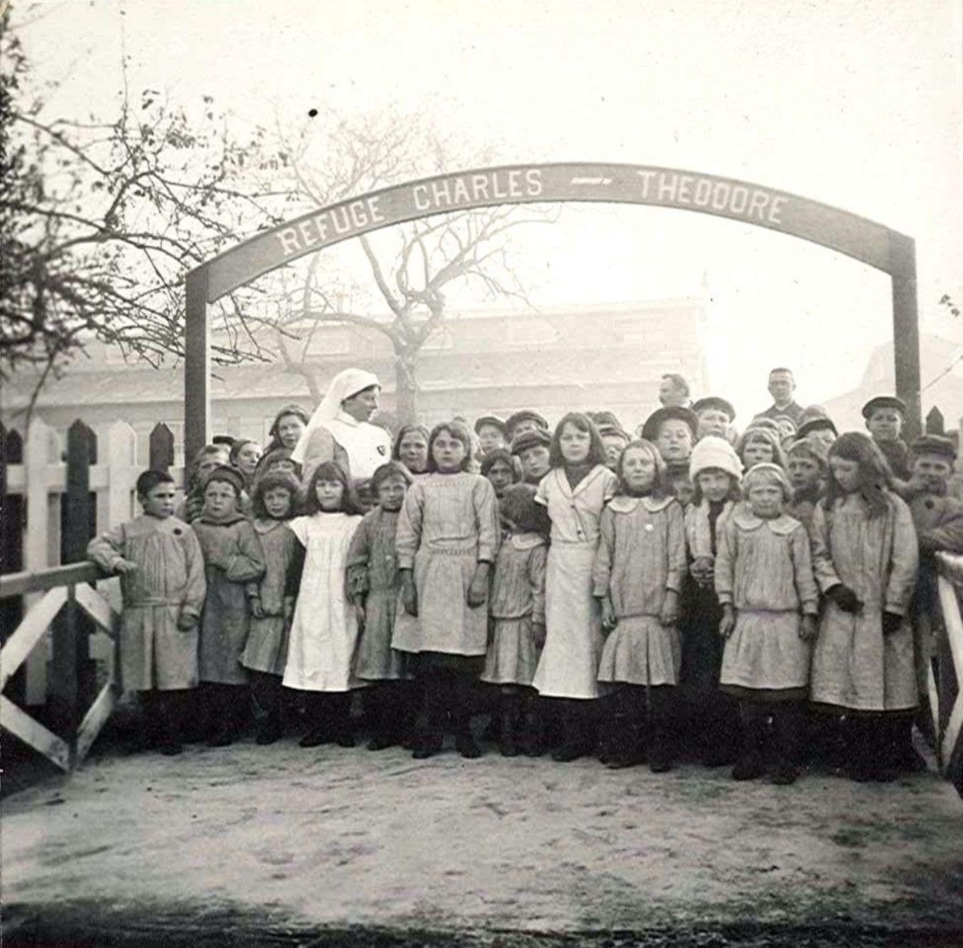 Plaatje bij verhaal: de_kinderen_van_de_ecole_charles-theodore_poseren_bij_de_schoolpoort.jpg