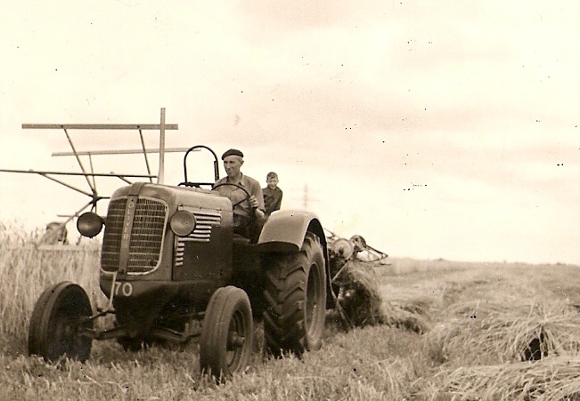 Plaatje bij verhaal: fedde_zijlsta_met_zijn_vader_op_de_trekker_tijdens_de_oogst_van_graan_jaren_50_0.jpg