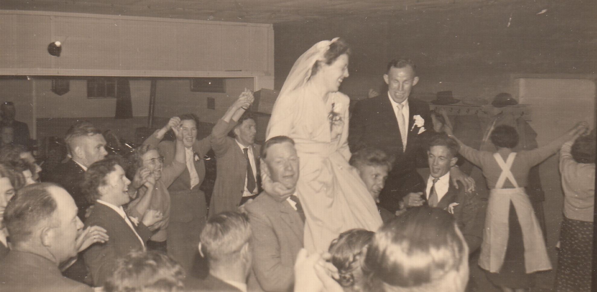 Plaatje bij verhaal: het_bruiloftsfeest_derk_en_trijntje_hageman_1957_2_0.jpg