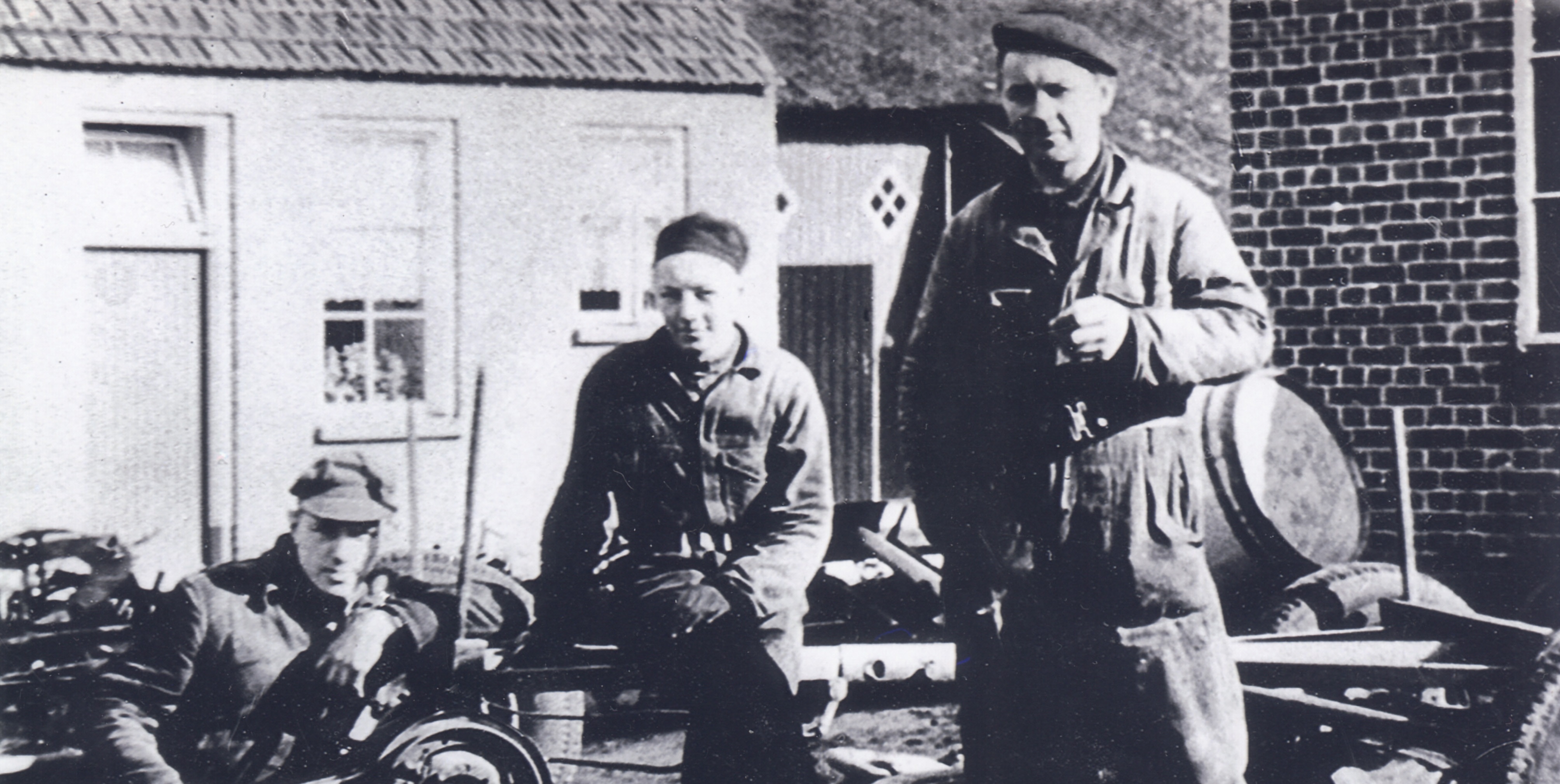 Plaatje bij verhaal: klaas_hofstede_rechts_met_vader_en_broer_bij_de_reparatie_van_een_boerenwagen_ca._1957_0.jpg