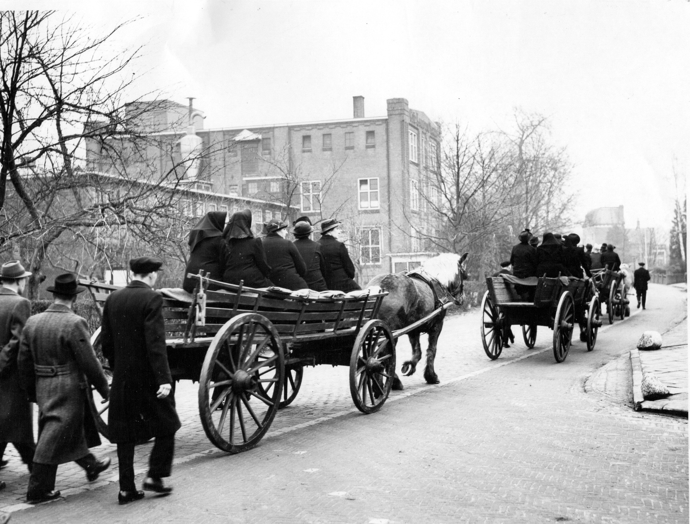 Plaatje bij verhaal: laatste_begrafenis_met_paard_en_wagen_1937.jpg