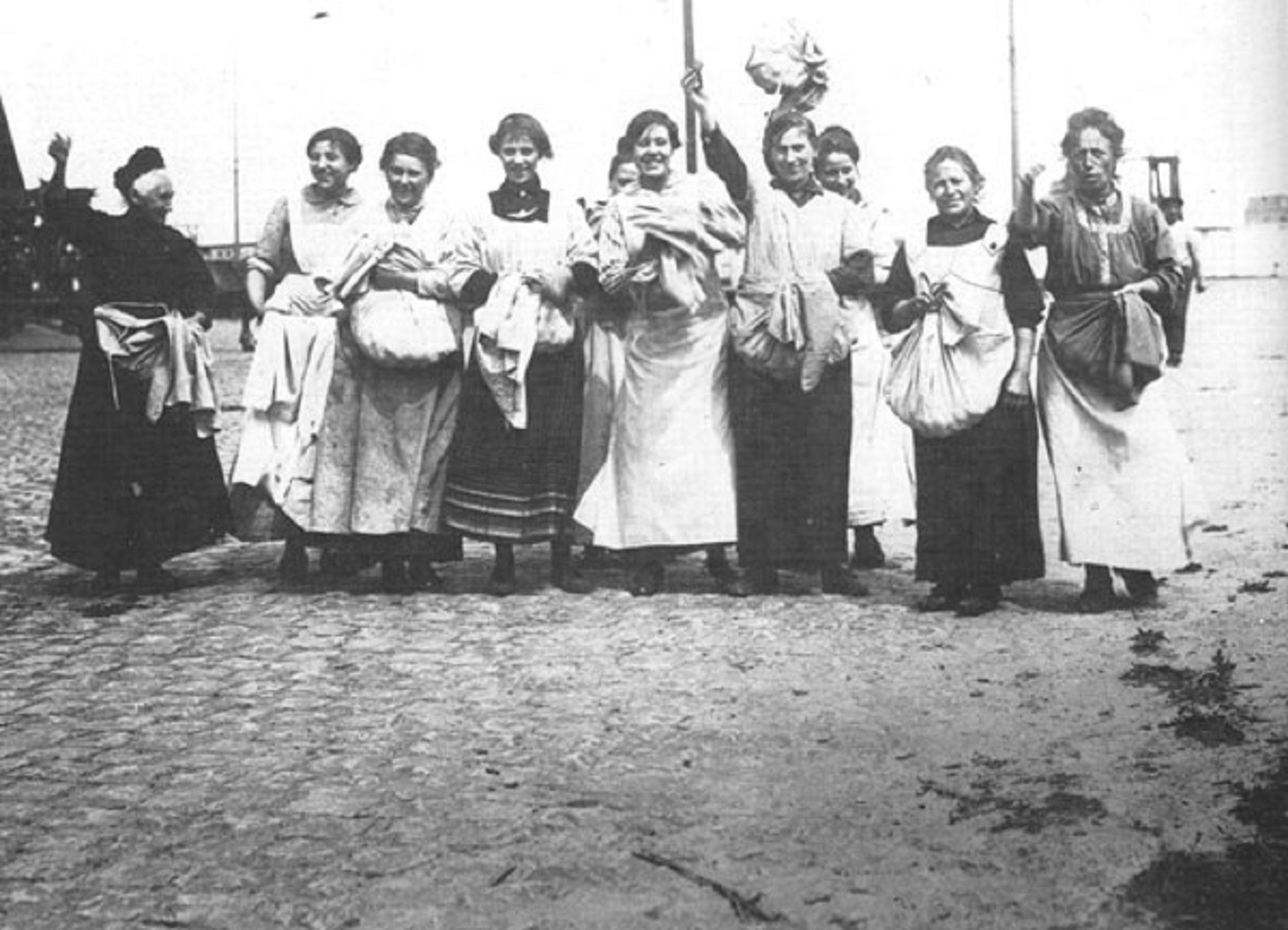 Plaatje bij verhaal: potato_revolt_women_aardappeloproer_vrouwen_1917.jpg