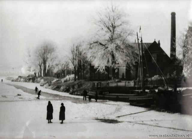 Plaatje bij verhaal: schaatsen_op_de_vecht_4_foto_jenny_wicherson_-_december_1933.jpg