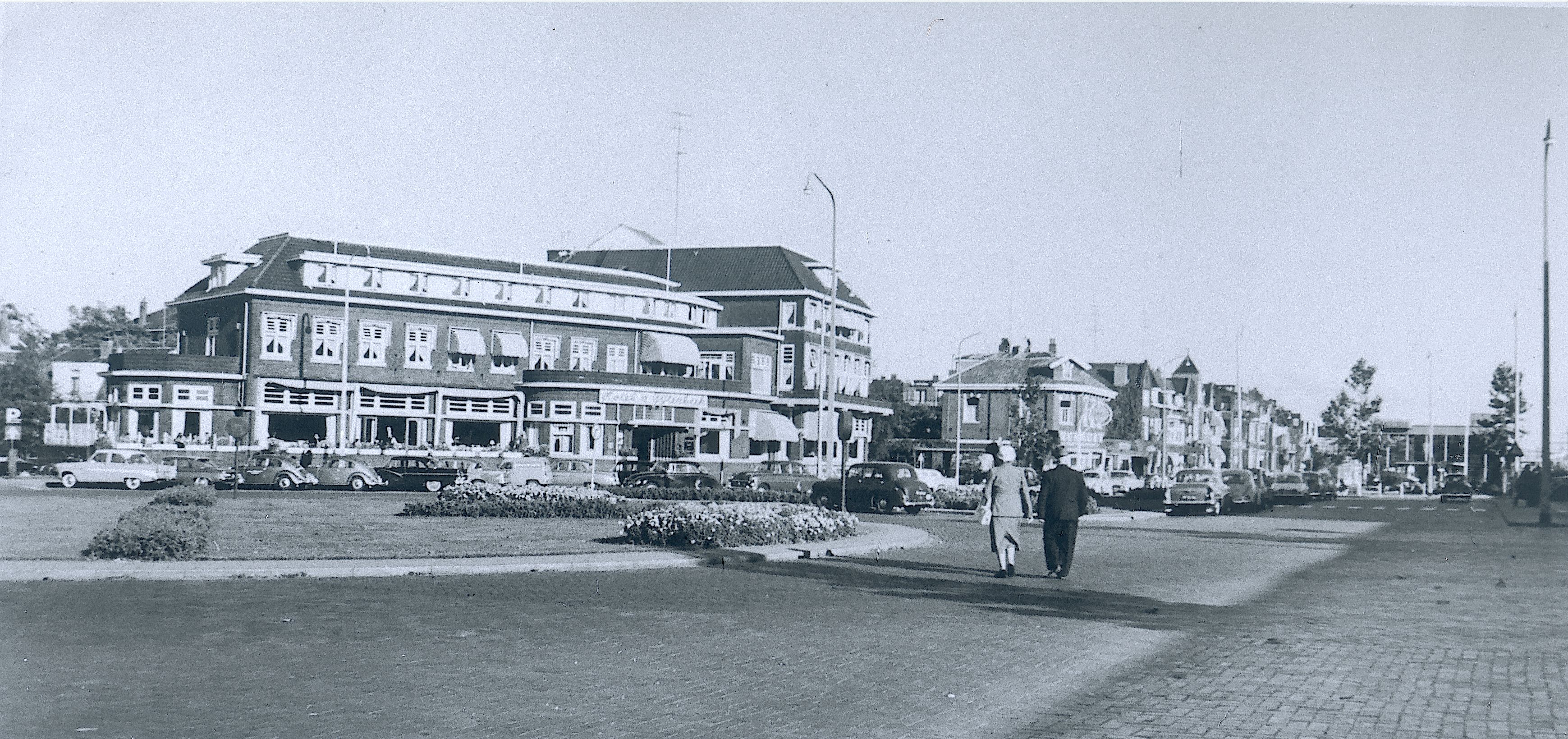 Plaatje bij verhaal: stationsplein_hotel_van_gijtenbeek_1955_collectie_dolf_henneke.jpg