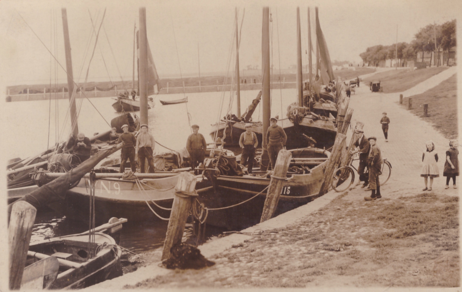 Plaatje bij verhaal: vissers_op_hun_schepen_in_de_haven_van_vollenhove_1929.jpg
