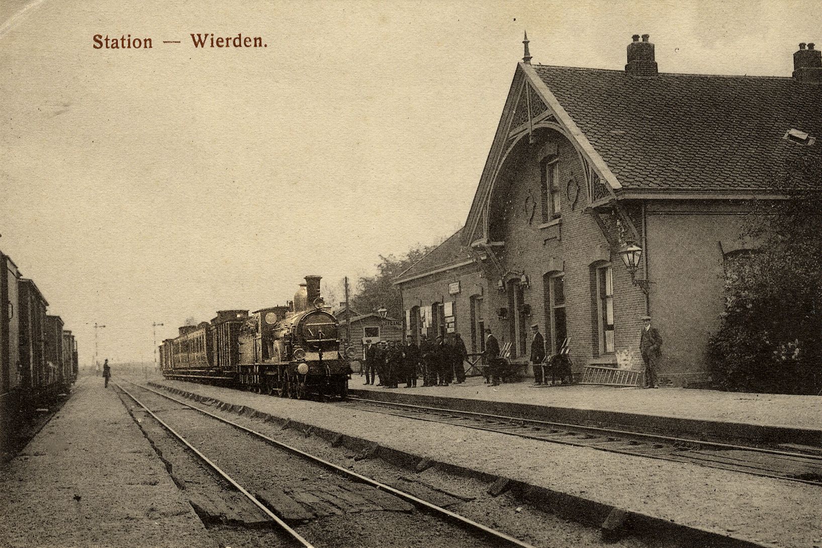Plaatje bij verhaal: wk_29_station_trein_uit_richting_almelo_is_zojuist_gearriveerd.jpg