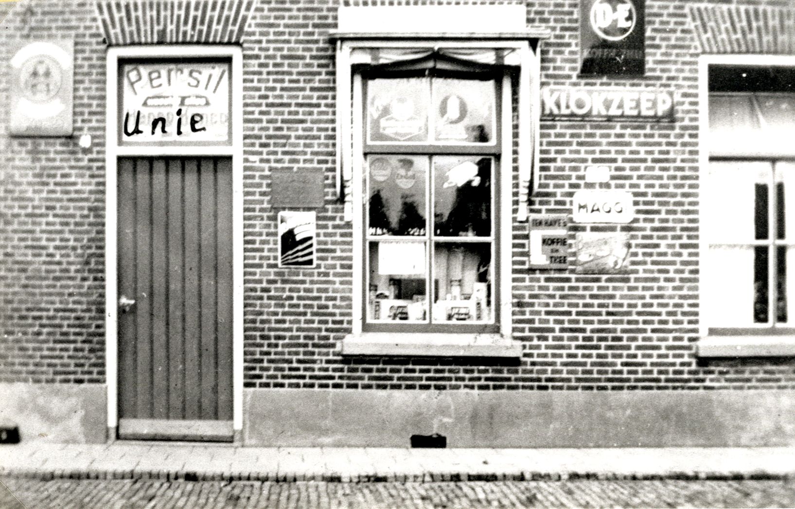 Plaatje bij verhaal: wk_39_marktstraat_40_-1940_fb_3680_a_kruidenierswinkel_h._krommendijk.jpg