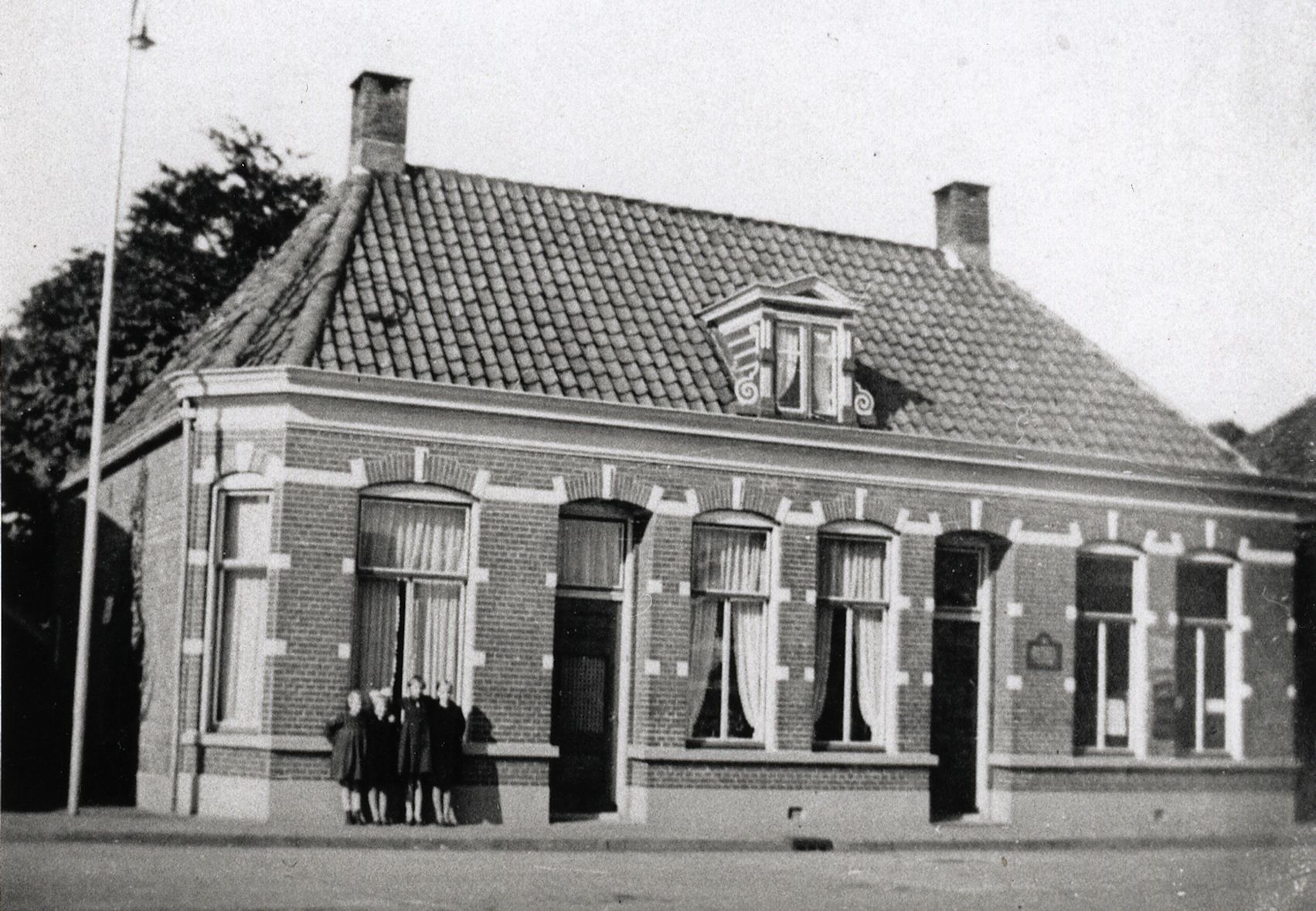 Plaatje bij verhaal: wk_48_1903-1980_postkantoor_bergplein_burg._j.c._v.d._met_woning.jpg