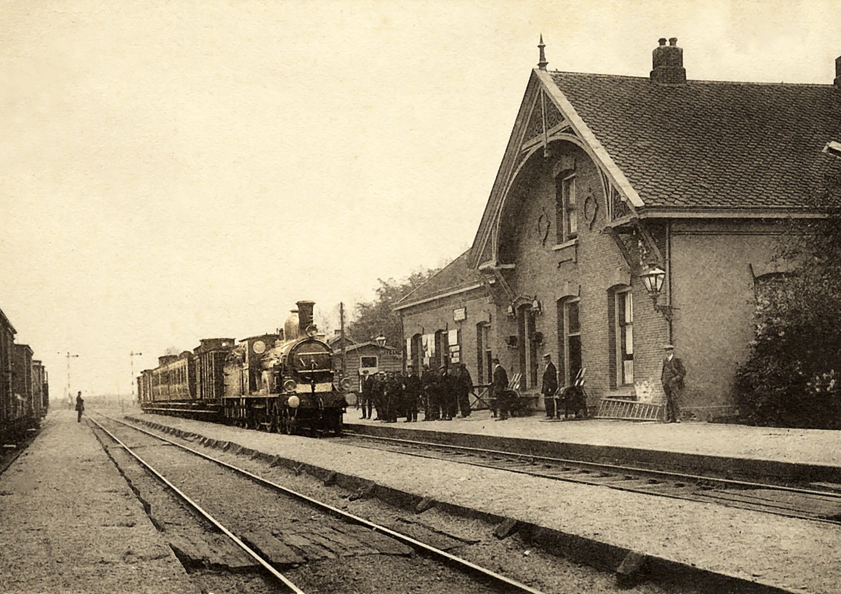 Plaatje bij verhaal: Wk 05.24 Omstreeks 1888Station SS=staatsspoor, trein uit richting Almelo is zojuist gearriveerd.jpg