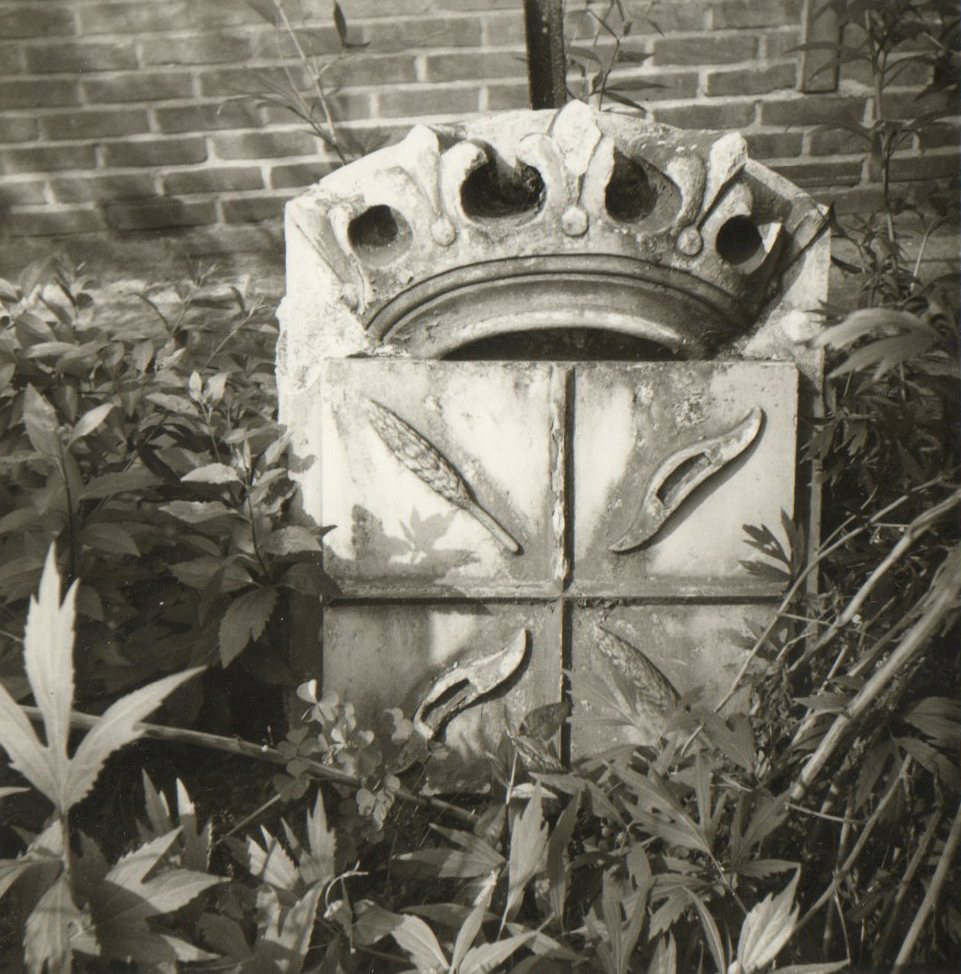 Plaatje bij verhaal: Wk 39.20 foto 1. Het gemeentewapen in de tuin van Teunis. foto Jan van der Kolk..jpg