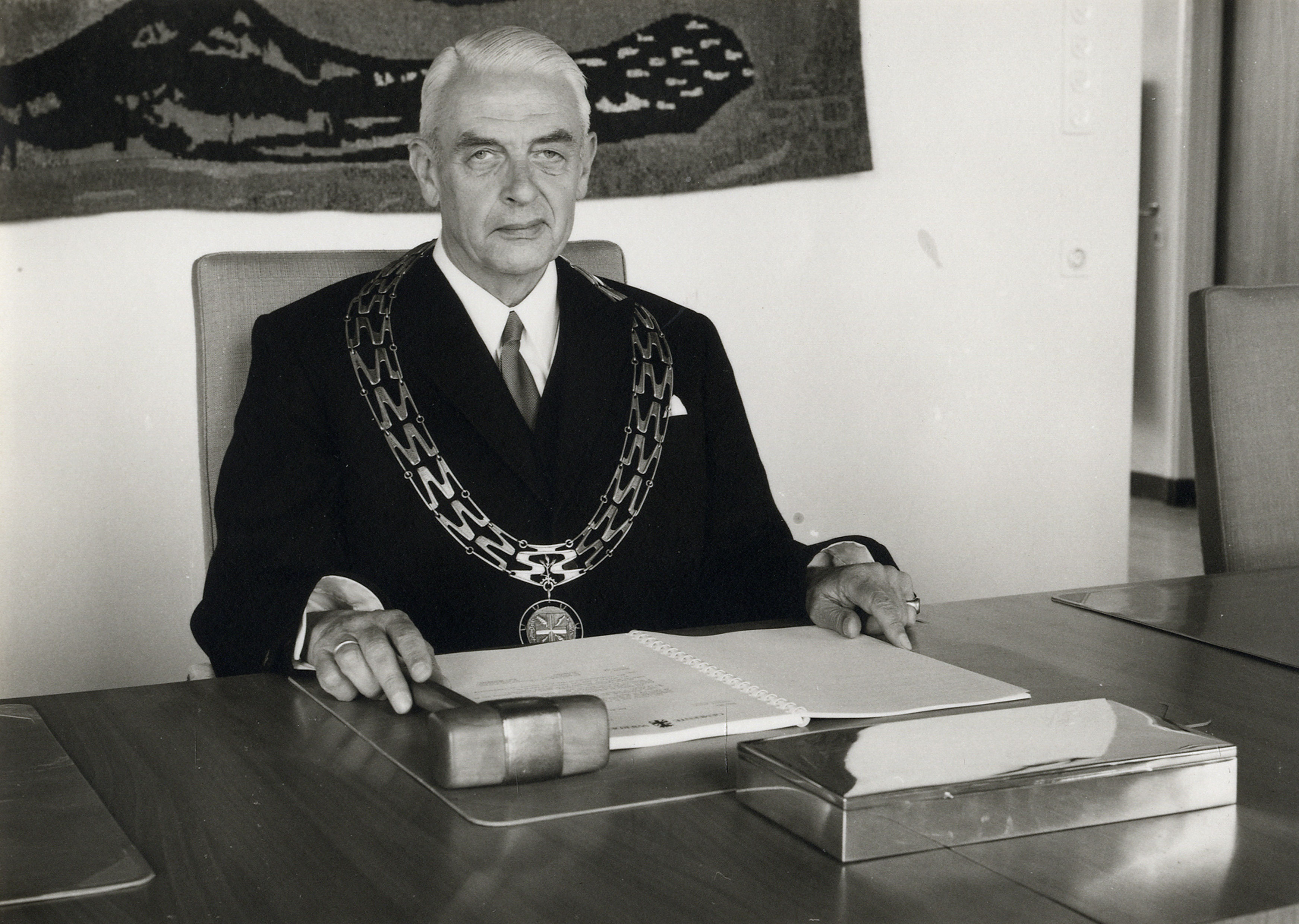Plaatje bij verhaal:  Oud Burgemeester Mr. E.D. Maalderink kreeg de nieuwe ambtsketting voor het eerst omgehangen bij de opening van het nieuwe gemeentehuis op 9 mei 1966.