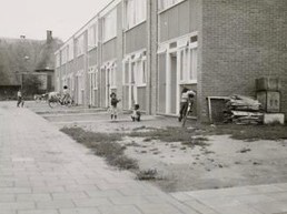 Afbeelding 2 Deventer, Prinses Marijkestraat in 1960 met op de achtergrond de boerderij 'Ten Dijke' afgebroken in 1964. Eerste bewoners al gearriveerd. Collectie Moluks Historisch Museum.jpg