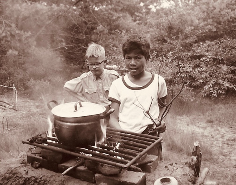 Afbeelding 5 Julius Thenu houdt het tafelvuur brandend. Zomerkamp Steyngroep 1963.jpg
