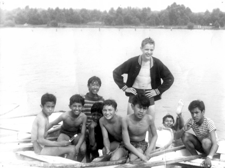 Afbeelding 13 Zomerkamp-uitje naar zwembad Otterloo in 1965.jpg