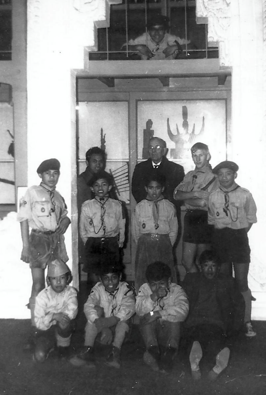 Afbeelding 16  Leidinggevenden en patrouilleleden rond conciërge Hermsen eind 1967 in het landbouw museum.jpg