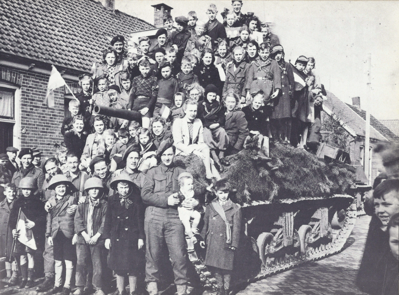 27-5 - plaatje_120_1945 - Borne - tank Oude Almeloseweg_1.jpg