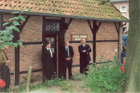 Bekijk detail van "Voorzitter St. Heemkunde H. Geerdink en de <span class="highlight">wethouders</span> J. Hesselink en H. Veldboer wachten op koningin Beatrix"