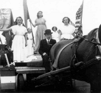 Bekijk detail van "Praalwagen van het Marktveerln in de bevrijdingsoptocht: meisjes met vlaggen van de geallieerden."