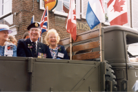 Bekijk detail van "De Oostenborgh viert samen met de Canadezen het 50-jarig <span class="highlight">bevrijdingsfeest</span>."
