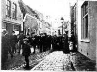 Bekijk detail van "Vlöggelen door de Marktstraat in het begin van de 20e eeuw."