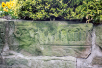 Bekijk detail van "Gedeelte van grafsteen van een commandeur afkomstig uit de kapel van Huis Ootmarsum, gesloopt na 1749."
