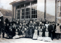 Bekijk detail van "Klassenfoto van de derde klas van de meisjesschool 1927."