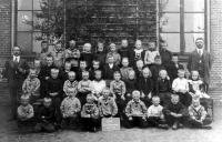 Bekijk detail van "Schoolfoto van de lagere school in <span class="highlight">Oud</span> Ootmarsum uit 1919."