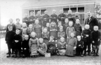 Bekijk detail van "<span class="highlight">Schoolfoto</span> Nutter 1921."