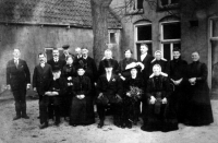 Bekijk detail van "<span class="highlight">Trouwfoto</span> van het bruidspaar Johannink-Bosch in de tuin van hotel De la Poste in 1914."