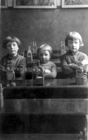 Bekijk detail van "<span class="highlight">Schoolfoto</span> van de bewaarschool."