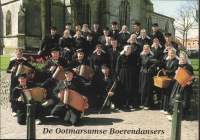 Bekijk detail van "Groepsfoto uit 1999 van de Ootmarsumse Boerendansers op de trappen van het Kerkplein."