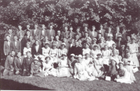 Bekijk detail van "Groepsfoto van het 'Groot Aannemen' 1957 van parochie Ootmarsum."
