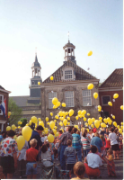 Bekijk detail van "Ballonwedstrijd voor de kinderen bij de herdenking van “50 jaar bevrijding”."