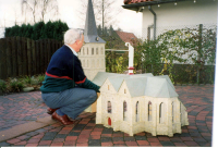 Bekijk detail van "Piet Wilms vol trots naast de <span class="highlight">maquette</span> van de r.-k. Kerk."