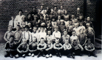 Bekijk detail van "<span class="highlight">Schoolfoto</span> van de lagere school uit Agelo 1936."