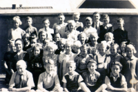 Bekijk detail van "<span class="highlight">Schoolfoto</span> van de leerlingen van klas een tot en met zes van de Hervormde School in 1942."