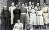 Bekijk detail van "<span class="highlight">Schoolfoto</span> van een groep meisjes van de modevakschool."