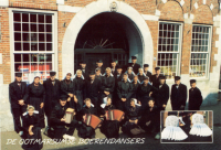 Bekijk detail van "Groepsfoto uit 1995 van de Ootmarsumse Boerendansers voor het Cremershuis Marktstraat."