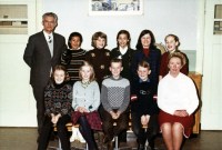 Bekijk detail van "<span class="highlight">Schoolfoto</span> van leerlingen en onderwijzend personeel van de Hervormde School."