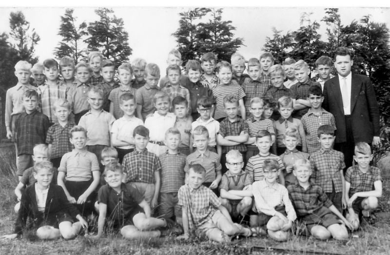 Bekijk detail van "Klassenfoto van klas 3 en 4 van de jongensschool “Pastoor Scheepersschool”."