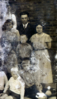 Bekijk detail van "<span class="highlight">Schoolfoto</span> van de leerlingen en onderwijzend personeel van de Hervormde School."