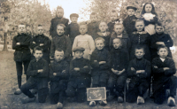 Bekijk detail van "Drie klassen van de lagere school in Groot Agelo in 1921."