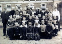 Bekijk detail van "Schoolfoto van de leerlingen van de drie laagste klassen van de lagere school in Groot Agelo in 1919."