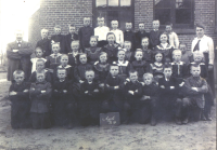 Bekijk detail van "Schoolfoto van de leerlingen van de drie hoogste klassen van de lagere school in Groot Agelo in 1919."