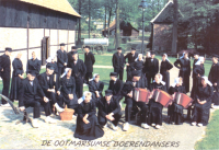 Bekijk detail van "Groepsfoto uit 1995 van de Ootmarsumse Boerendansers op het terrein van Openluchtmuseum Los Hoes."