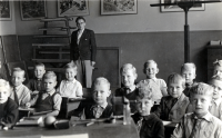 Bekijk detail van "De tweede klas van de r.-k. Jongensschool schooljaar 1945/1946."